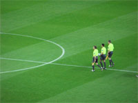 Schiedsrichtergespann Fuball Flutlichtspiel Bundesliga